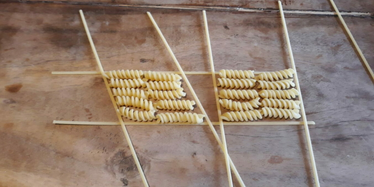 Chiacchiere, frittelle quadrate, ravioli equiestesi e triangoli di polenta