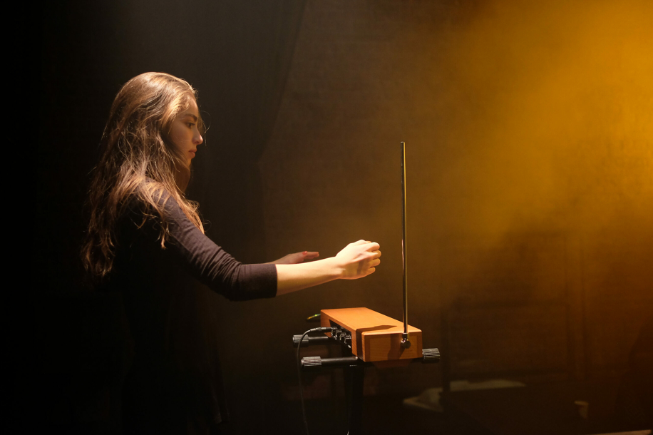 La musica degli oscillatori elettromagnetici: il theremin